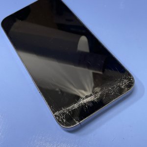 iPhone16e トレーニング中器具に落下 液晶交換修理| 利根町中谷
