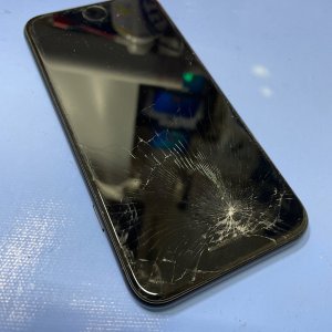 iPhoneSE3 石にぶつけて破損 液晶交換｜牛久市| 液晶交換も即日お渡しで修理対応しております‼︎