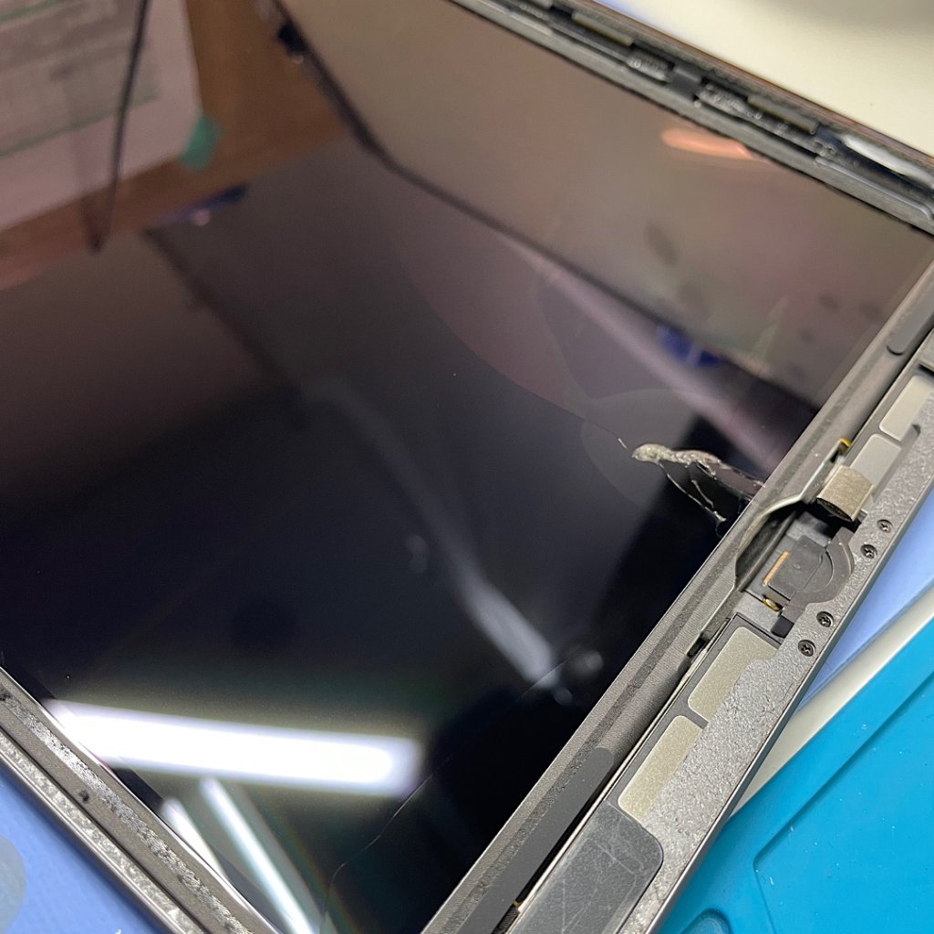 iPad 8画面に黒いシミ 液晶交換| 我孫子市青山| iPad修理もご予約で即日対応致します！