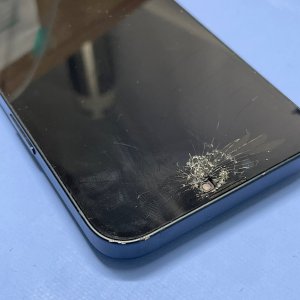 iPhone16e 砂利にぶつけて破損 液晶交換修理| 取手市戸頭| iPhone16シリーズも即日お渡しの修理対応しております‼︎