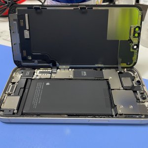 iPhone13雪で滑って破損 パネル交換|龍ケ崎市半田町｜パネル液晶交換も即日お渡しで修理対応しております‼︎