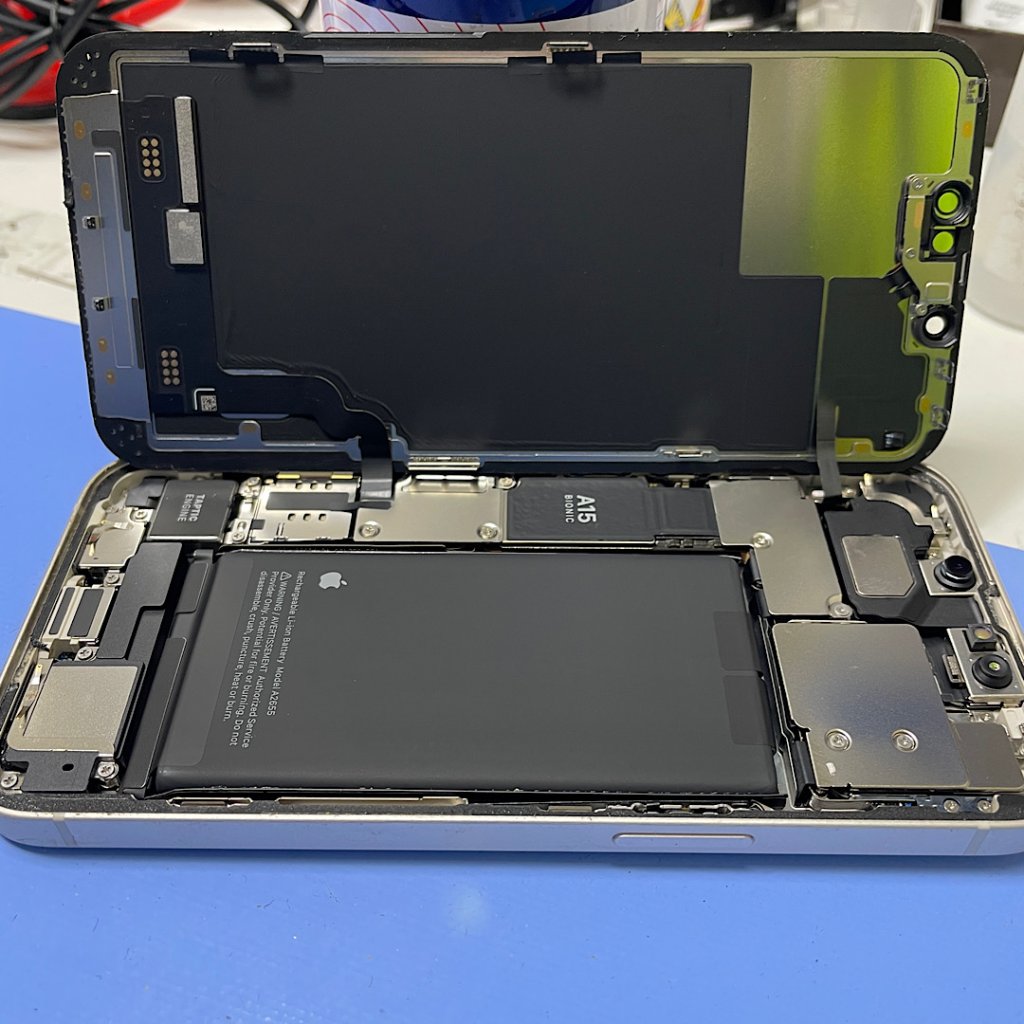 iPhone13雪で滑って破損 パネル交換|龍ケ崎市半田町｜パネル液晶交換も即日お渡しで修理対応しております‼︎