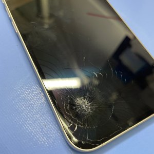 iPhone16e 転倒破損 液晶交換修理| 我孫子市天王台| 液晶交換も即日お渡しで修理対応しております‼︎