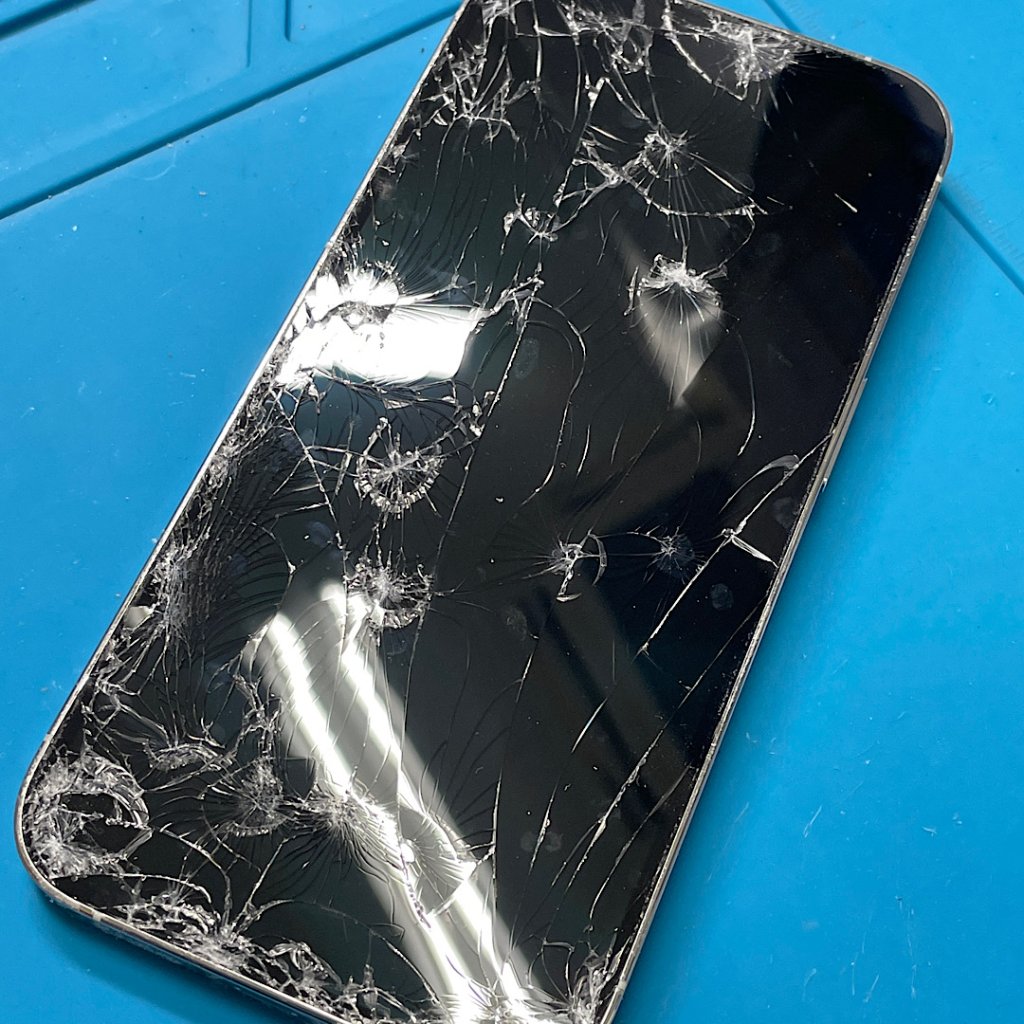 iPhone15 車に轢かれて破損 液晶交換| 龍ケ崎市馴柴町| 液晶交換も即日30分で対応いたします！
