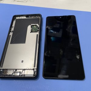 iPhone16e  車のドアで挟んで破損 液晶交換｜取手市双葉| iPhone16シリーズの液晶交換も即日お渡しで修理対応しております‼︎