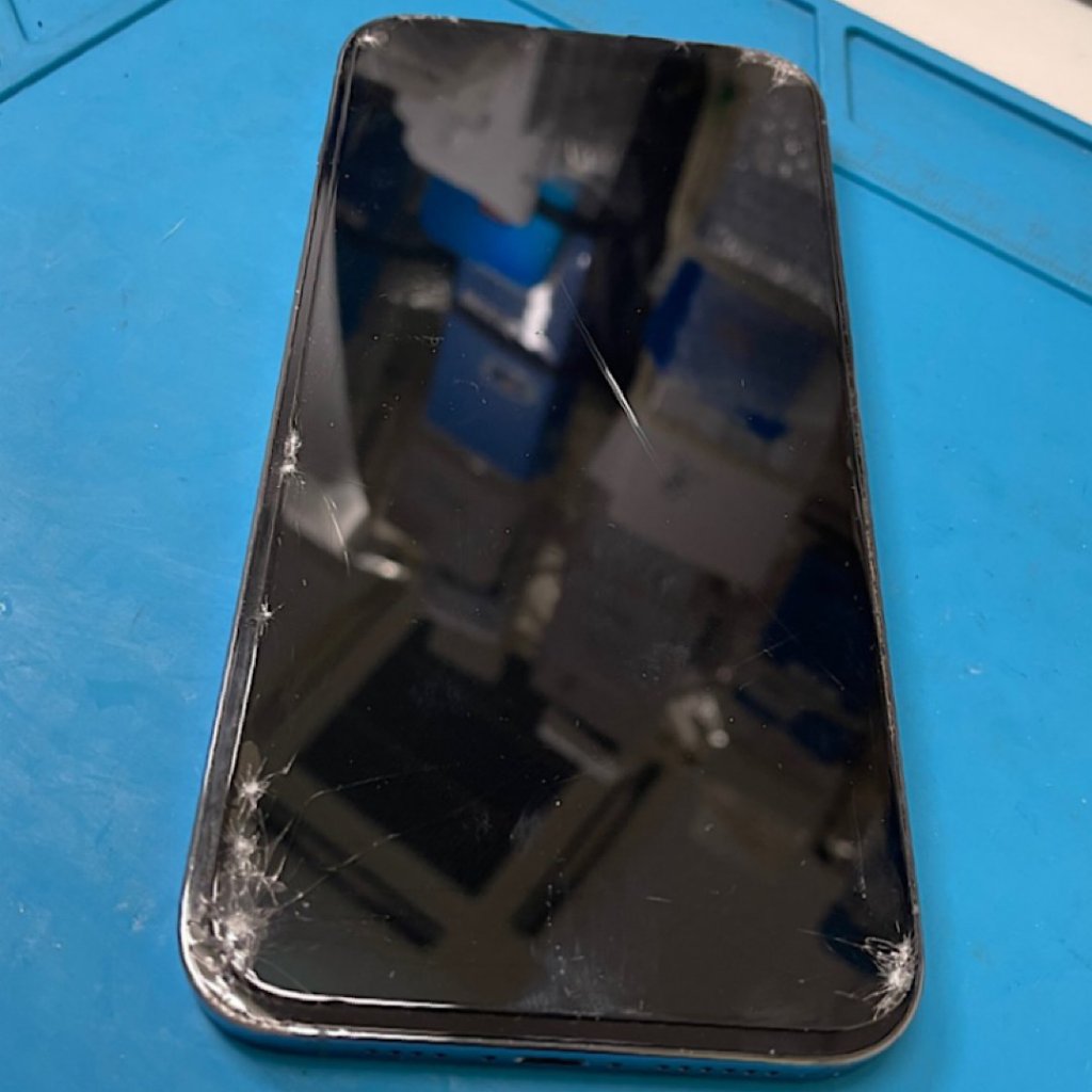 iPhone16e 落下角破損 液晶交換| 日高市| iPhone16シリーズも即日修理対応いたします！