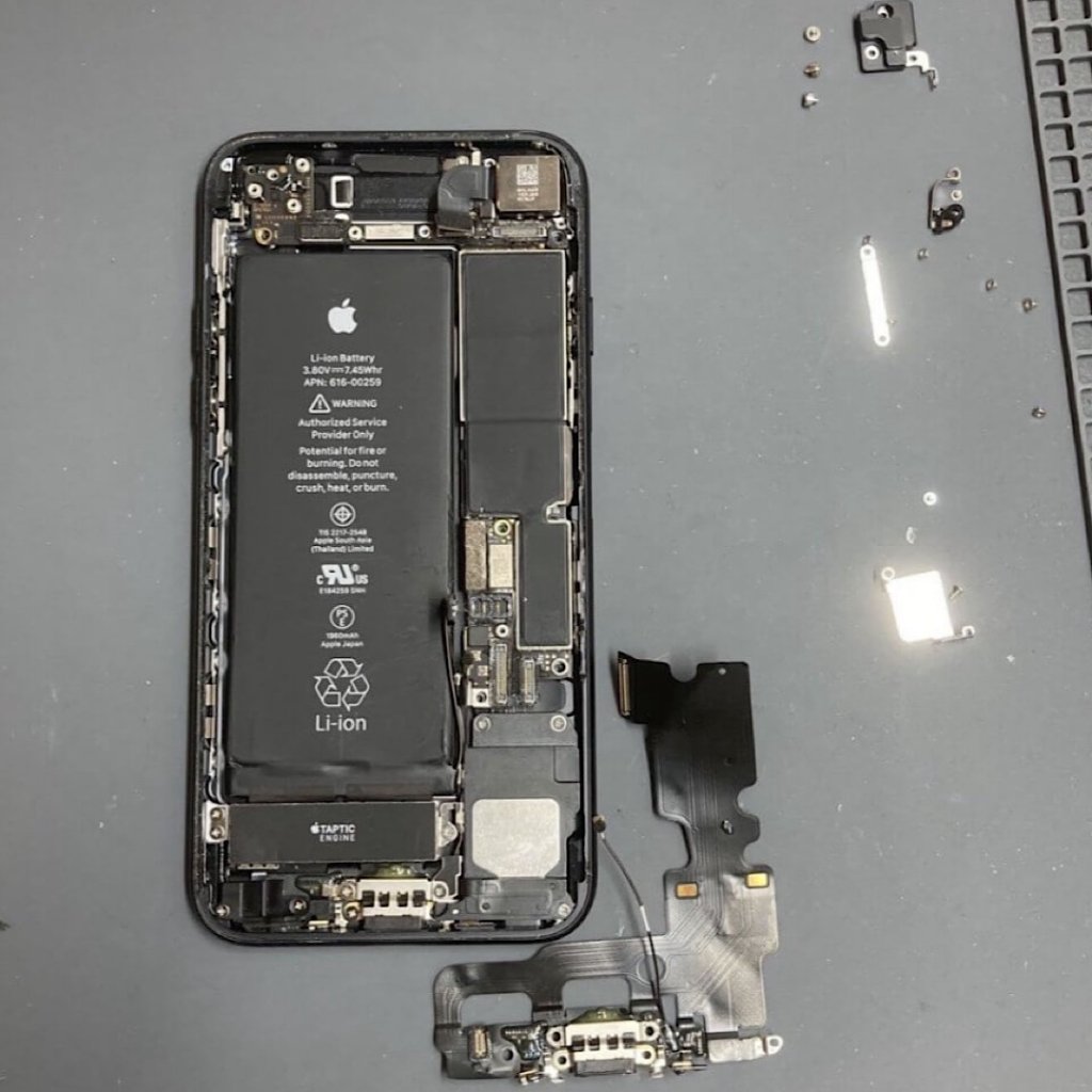 iPhone7 充電出来ない！ライトニング交換| 狭山市東三ツ木| コネクター不良も解決致します！