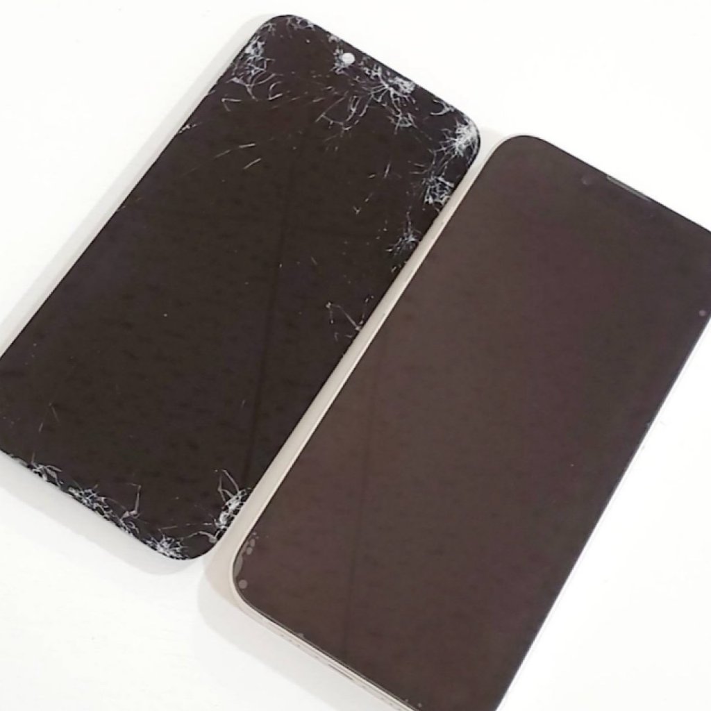 iPhone14 画面に線が入る！液晶交換| 飯能市大河原| iPhone液晶交換なら即日40分で修理対応致します！