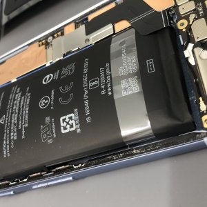 膨張したバッテリー【Android Googleピクセル7A／バッテリー交換修理】