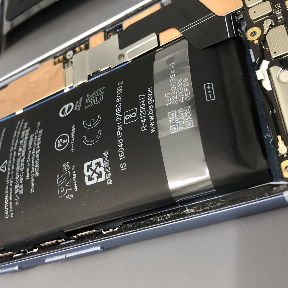 膨張したバッテリー【Android Googleピクセル7A／バッテリー交換修理】