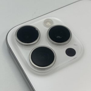 【iPhone16 Pro Max アウトカメラレンズ修理】落下により破損したカメラレンズ割れによる撮影不良即日レンズ交換｜伊勢崎市連取元町