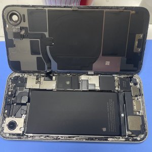 iPhone16eイヤホンスピーカー交換|つくば市松代｜パネル液晶交換も即日お渡しで修理対応しております‼︎