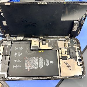 iPhone12ProMax 画面割れ（液晶交換）