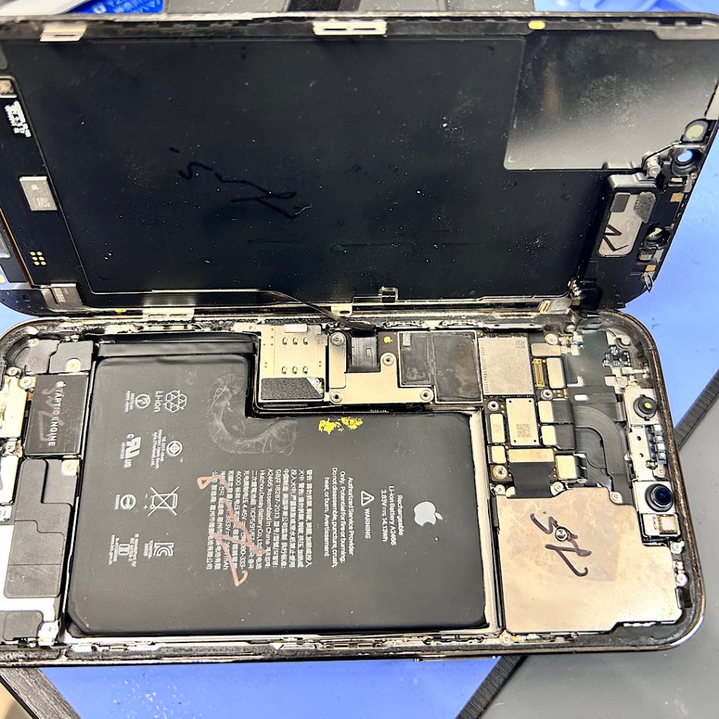 iPhone12ProMax 画面割れ（液晶交換）