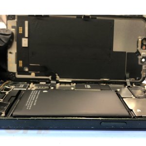 iPhone 13  膨張した バッテリー交換