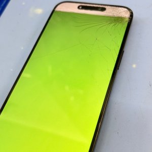 iPhone15ProMax 画面割れ（液晶
