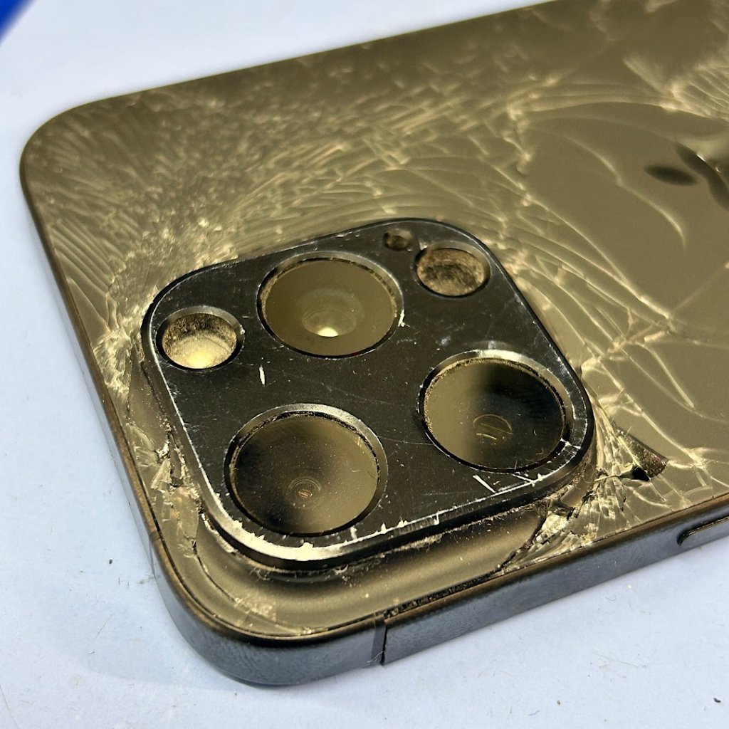 iPhone15ProMax バックパネル交換