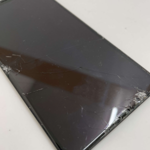iPhone11 落下破損で液晶交換| 福生市牛浜|  iPhoneの液晶交換なら飛び込み、即日30分にて対応いたします！