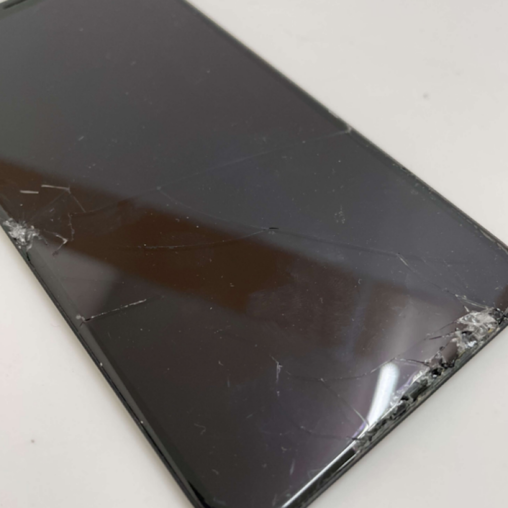 iPhone11 落下破損で液晶交換| 福生市牛浜|  iPhoneの液晶交換なら飛び込み、即日30分にて対応いたします！