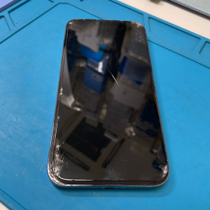 iPhone16 落下角割れ パネル交換修理| 福生市志茂| パネル交換も即日お渡しで修理対応しております‼︎