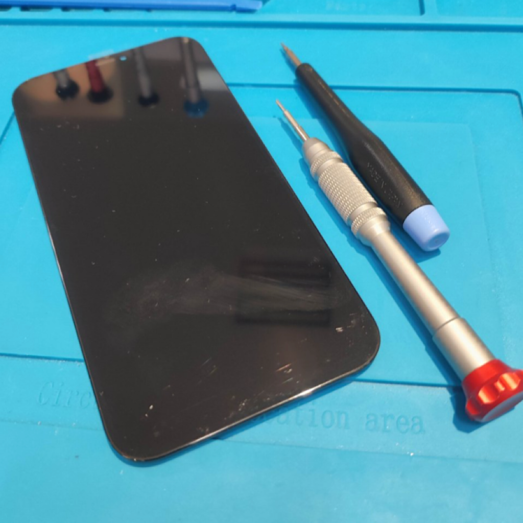 iPhone12promax パネル交換修理｜羽村市羽中｜ガラス割れ修理も即日お渡しで修理対応