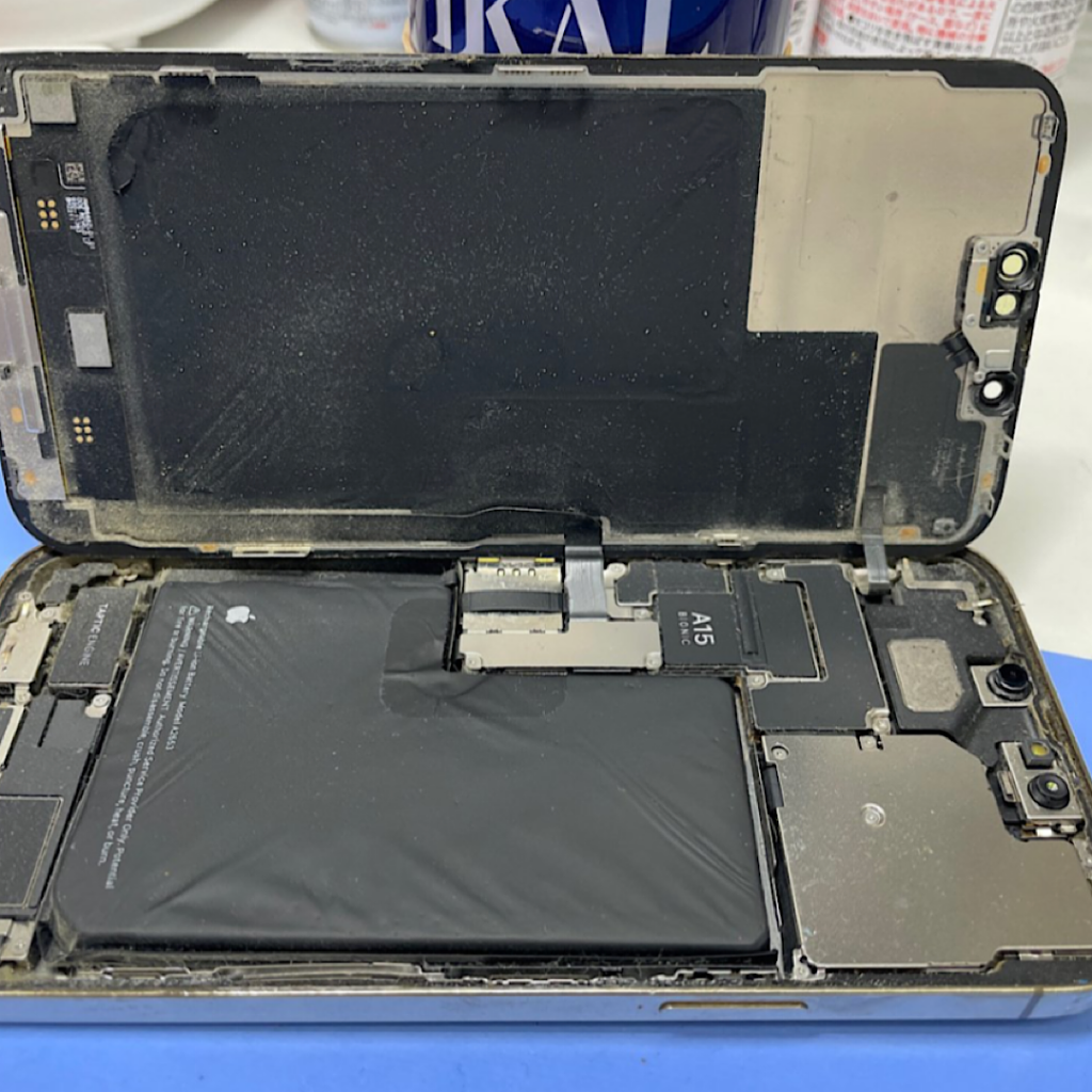 iPhone13ProMax ブラックアウト液晶交換修理|羽村市羽西| お昼休み即日30分で修理対応しております‼︎
