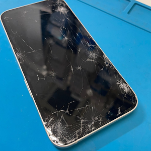 iPhone16ProMax 車に轢かれる 液晶交換修理|羽村市双葉町| 予約無しでも即日30分で修理対応しております‼︎