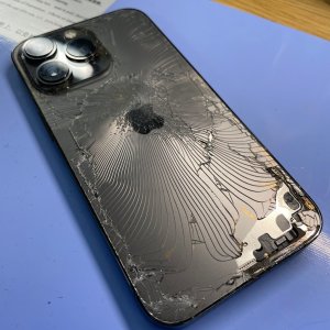 iPhone13Pro 背面パネル破損交換| あきる野市五日市| バックパネルもご予約で即日修理対応しております!どうぞお問い合わせ下さい!!