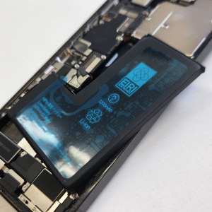 iPhone14Pro バッテリー交換|バッテリーが膨張してしまった時は、すぐにご相談下さい！｜西多摩郡日の出町大久野
