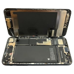 iPhoneSE3 液晶交換修理｜画面が真っ暗で映らない症状を修理