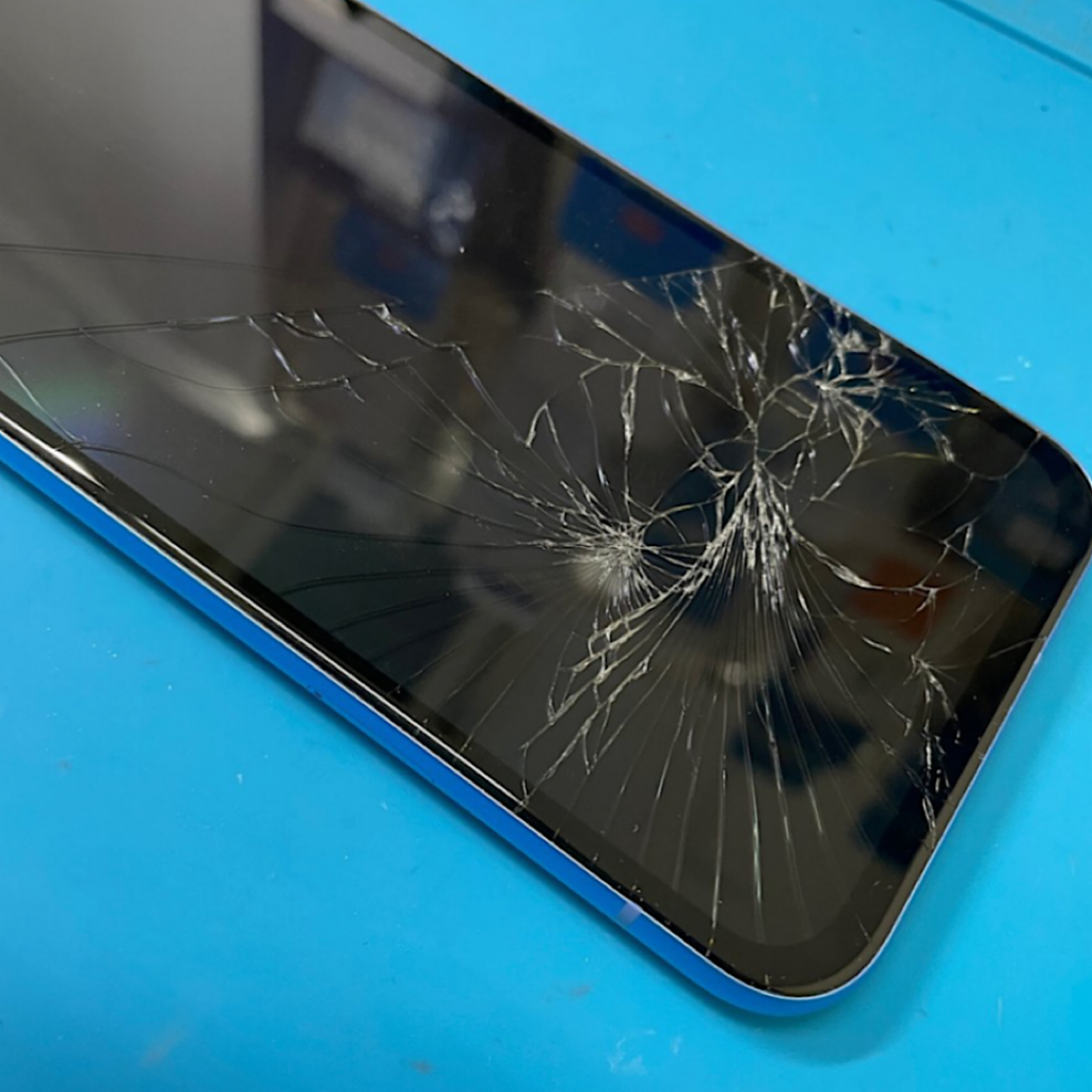 iPhone16 落下破損 パネル交換修理| あきる野市小峰台| パネル交換も即日お渡しで修理対応しております‼︎