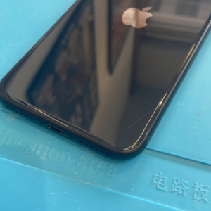 iPhoneSE3 バックパネル交換| 西多摩郡瑞穂町高根|  iPhoneの背面パネル修理もご予約で即日対応致します！