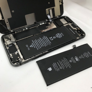 iPhone8 車に放置、電池膨張 バッテリー交換| 羽村市神明台| バッテリー交換は即日30分！