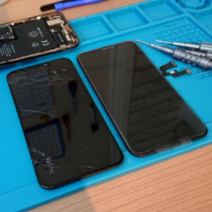 iPhone Xs 上部にヒビ 液晶交換 |あきる野市二宮| 即日30分で修理対応しております‼︎