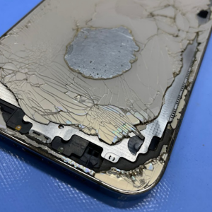 iPhone14 バックパネル交換| 西多摩郡日ノ出町平井|  iPhoneの背面パネル修理もご予約で即日対応致します！