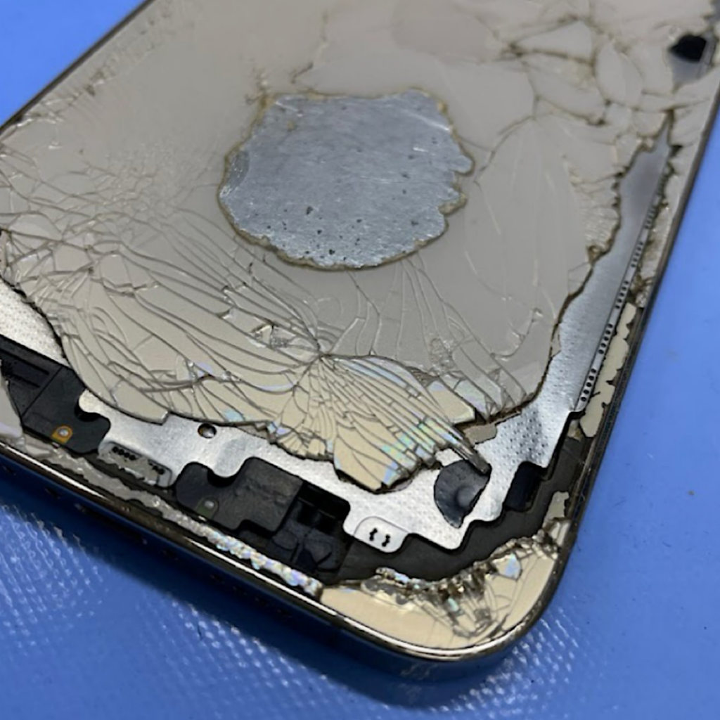 iPhone14 バックパネル交換| 西多摩郡日ノ出町平井|  iPhoneの背面パネル修理もご予約で即日対応致します！