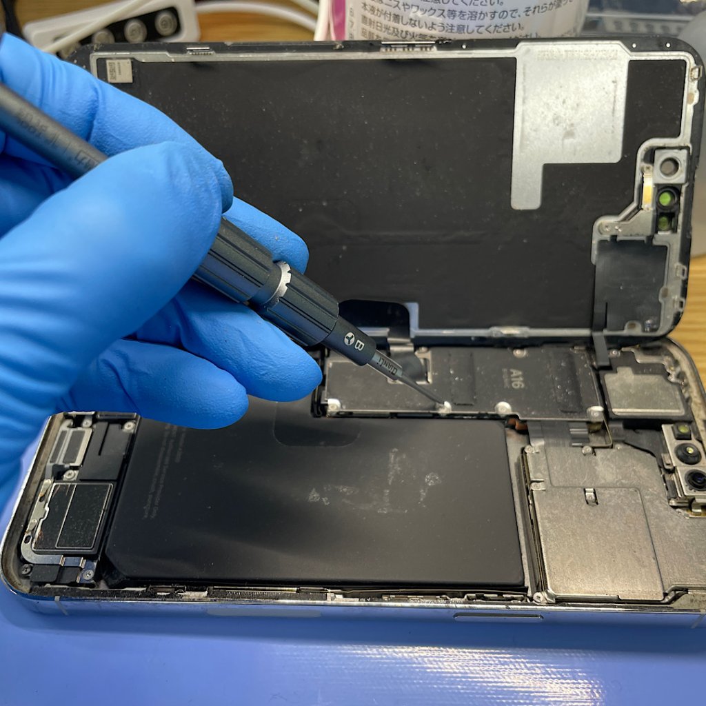 iPhone13Pro 充電出来ない ライトニングドック交換| 青梅市大門| 充電口故障も即日修理対応しております!どうぞお問い合わせ下さい!!