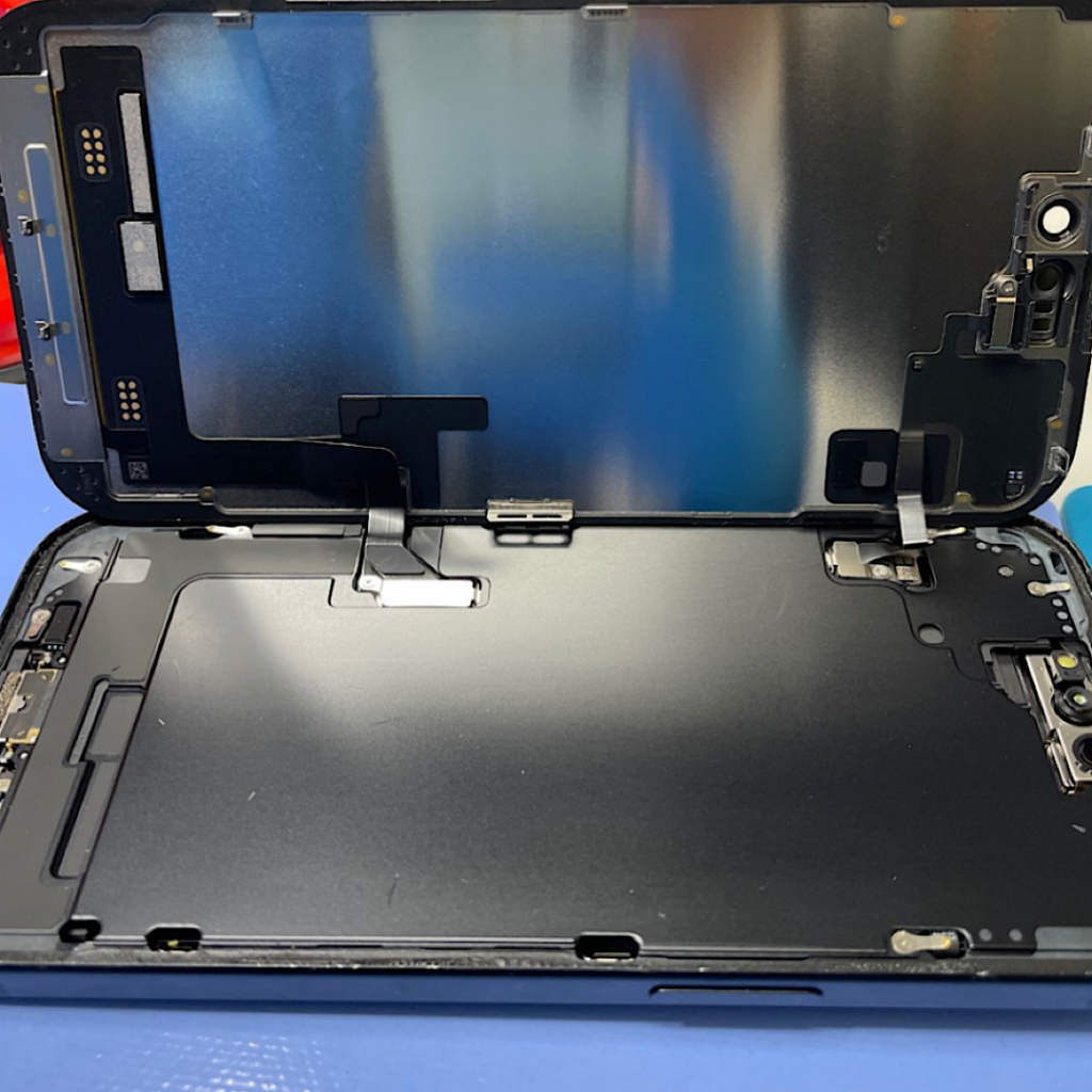 iPhone16 落下パネル割れ ガラス交換| 福生市志茂| iPhone修理最安値、最短で行っております！