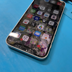 iPhone15 ホルダー落下 液晶交換| 青梅市千ヶ瀬町|  iPhoneの液晶交換なら飛び込み、即日30分にて対応いたします！