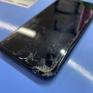 iPhoneSE3 落下液漏れ 液晶交換修理|福生市南田園|  iPhoneトラブルも即日30分で修理対応しております‼︎