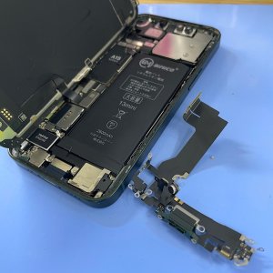 iPhone13mini 充電出来ない‼︎充電口交換修理|羽村市小作台| iPhoneの電池交換なら即日30分で修理対応しております‼︎