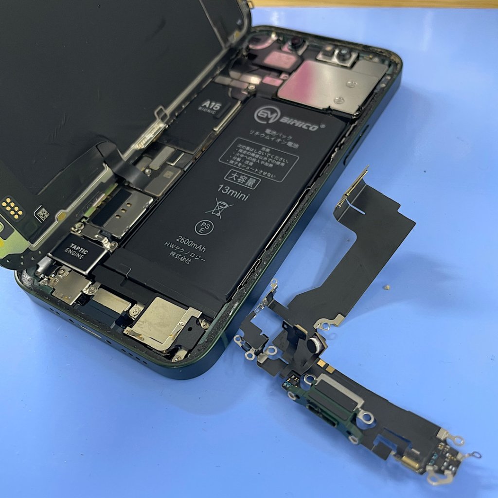 iPhone13mini 充電出来ない‼︎充電口交換修理|羽村市小作台| iPhoneの電池交換なら即日30分で修理対応しております‼︎