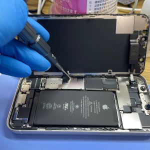 iPhone12mini パネルが浮く 電池交換|青梅市木野下| バッテリーが膨張してしまった時は、すぐにご相談下さい！