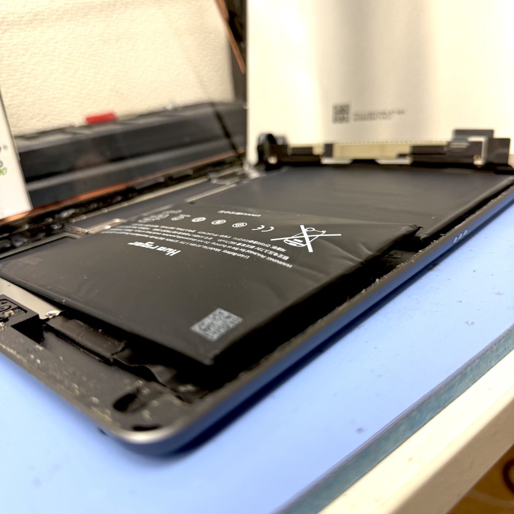 【iPad 第7世代 バッテリー交換】バッテリー膨張で画面が浮いた端末を修理！｜前橋市箱田町