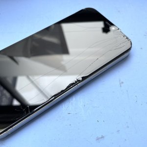 【iPhone12 フロントパネル修理】割れた画面を交換して快適に使用可能！｜高崎市問屋町