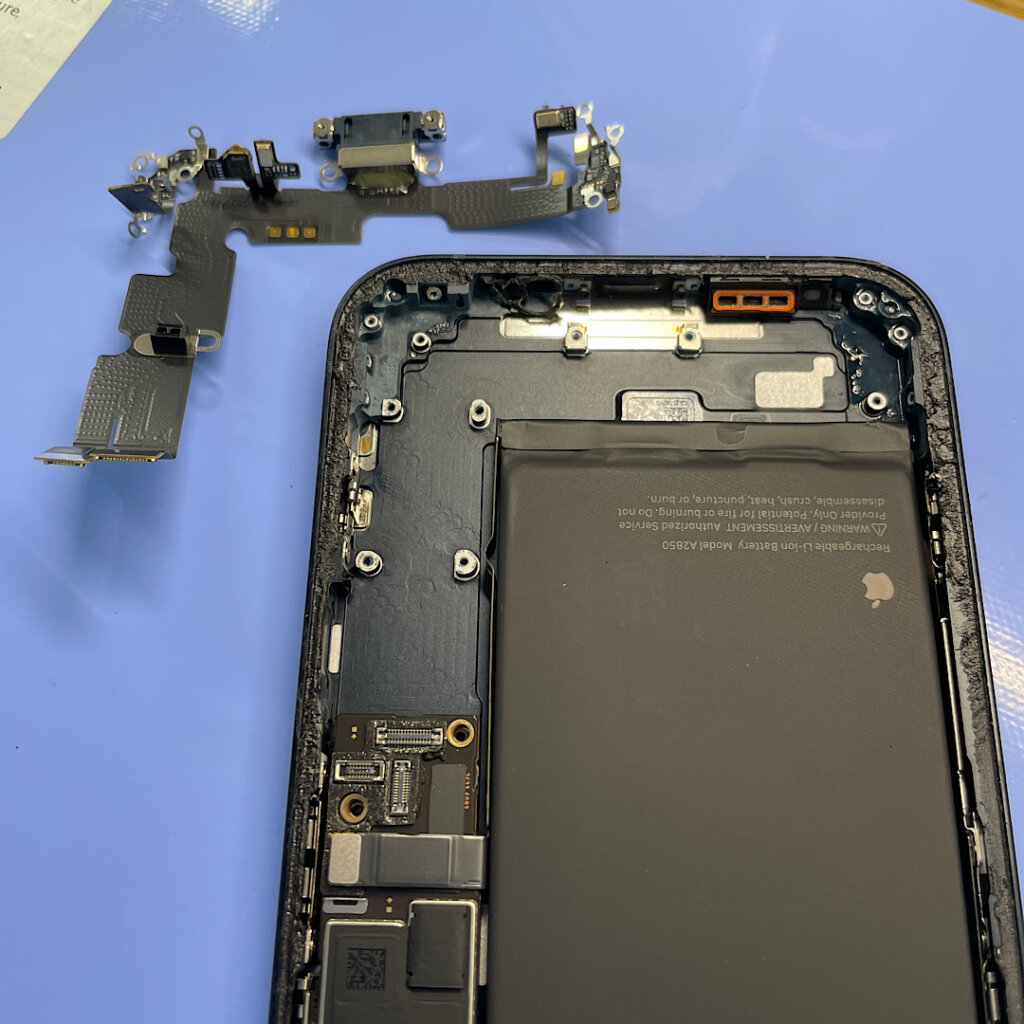 iPhone 14Plus 充電出来ない!  コネクター交換 |青梅市河辺町| ライトニングドック修理もご予約で修理対応しております‼︎