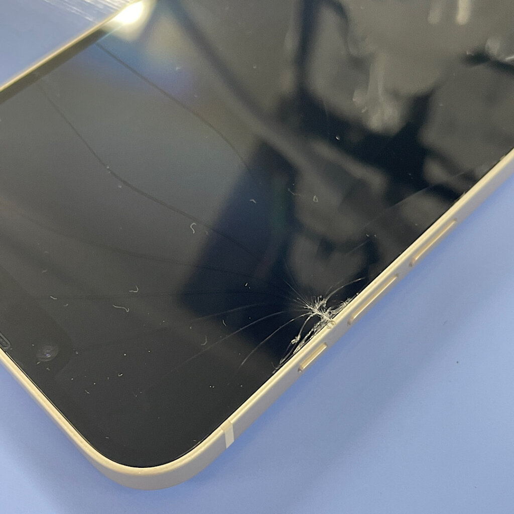iPhone14上にコップ落下 パネル交換修理| 福生市横田基地内| 液晶交換も即日お渡しで修理対応しております‼︎
