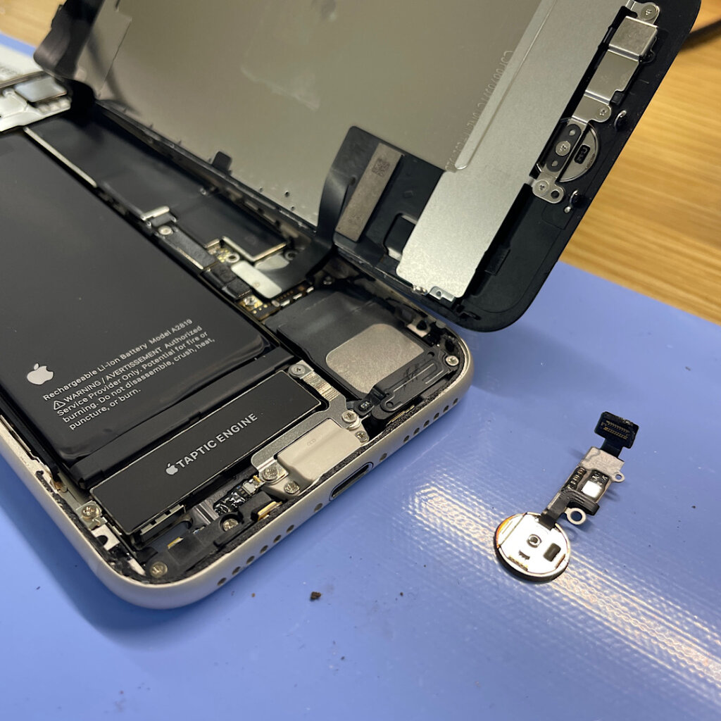 iPhoneSE3 ボタンが効かない‼︎ホームボタン交換修理|福生市加美平| iPhoneのホームボタン交換なら即日30分で修理対応しております‼︎