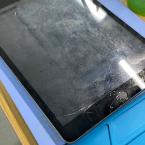 iPad 代8世代 画面割れ修理| 羽村市羽加美｜iPad故障はご予約で当日に交換修理が出来ます！