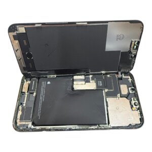 iPhone13 Pro Max バッテリー膨張によるバッテリー交換修理